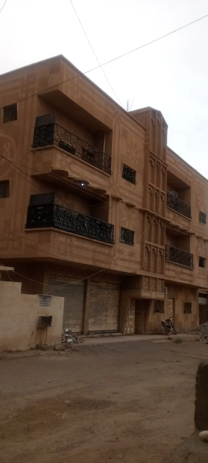 خمس شقق وبيت ارضي وبيت بجنبي عرض 200 قدم وطول 200 قدم — صورة 1