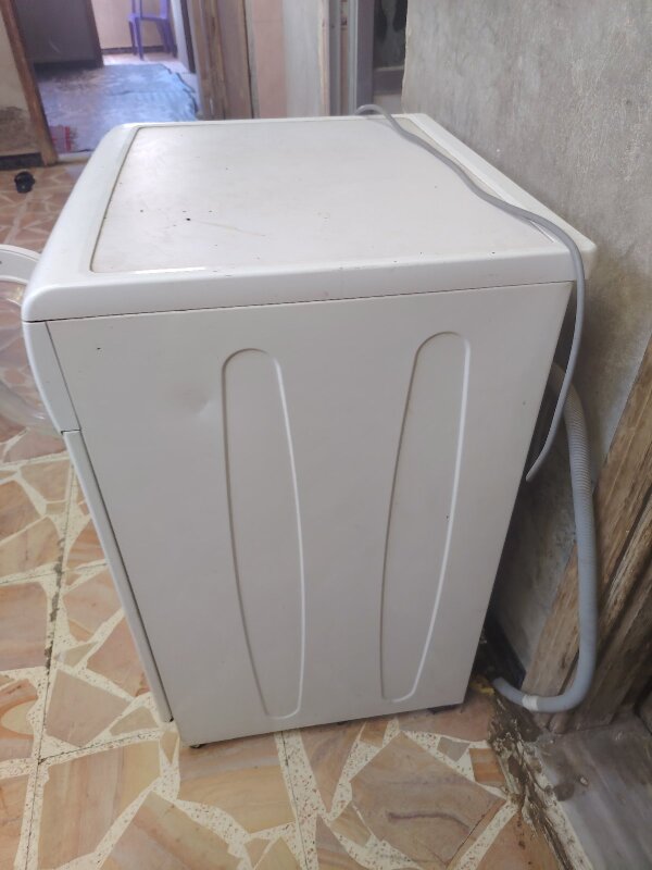 دير الزور المدينه غسالة تمتيك جنرال ماتيك يونيفرسال موديل WMU7105 بسعه غسيل 7كغ النظافه 90 بل ميه خاليه من اي شيء على الفحص المباشر — صورة 3